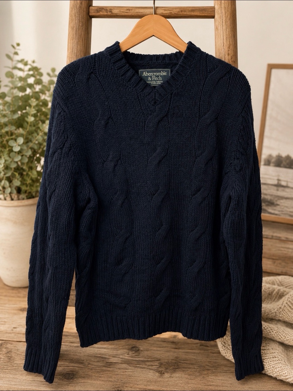 Abercrombie & Fitch Men's Navy Cable Knit V-Neck Sweater size medium